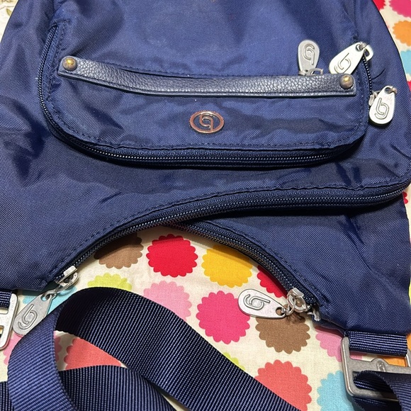 Multi compartment, soft Baggallini Crossbody purse - Picture 3 of 4